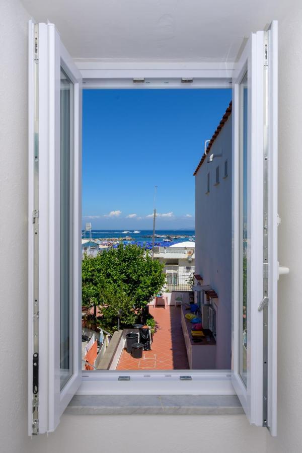 Un Angolo Di Mare...Nel Centro Di Ischia! Exterior photo
